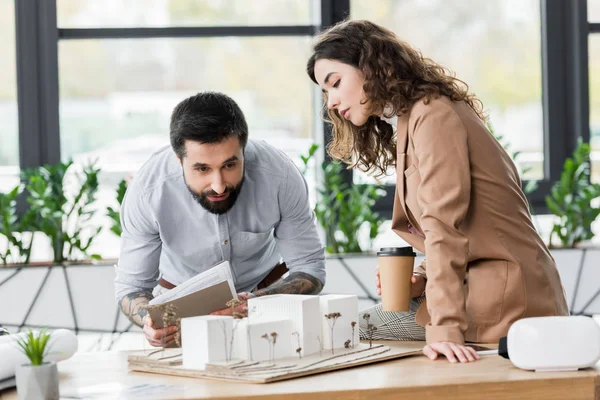 Architectes de réalité virtuelle regardant le modèle de maison dans le bureau — Photo de stock