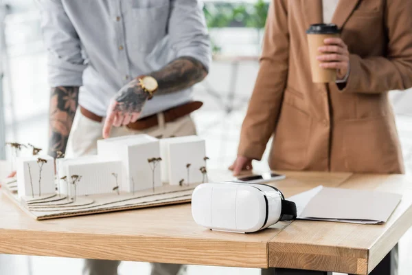 Vista cortada de arquitetos realidade virtual apontando com o dedo para o modelo de casa — Fotografia de Stock