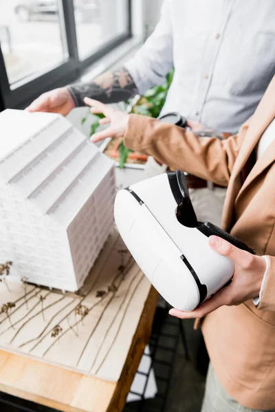Vista recortada de los arquitectos de realidad virtual mirando el modelo de casa — Stock Photo