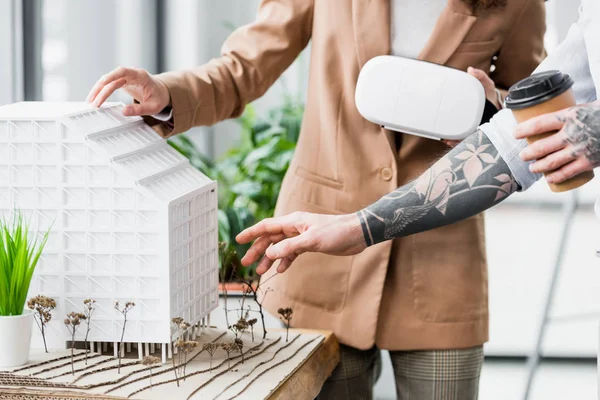 Vista cortada de arquitetos realidade virtual olhando para o modelo de casa — Fotografia de Stock