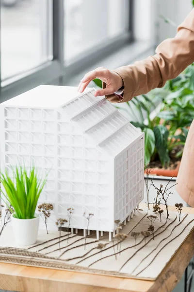 Cropped view of virtual reality architect standing near model of house — Stock Photo