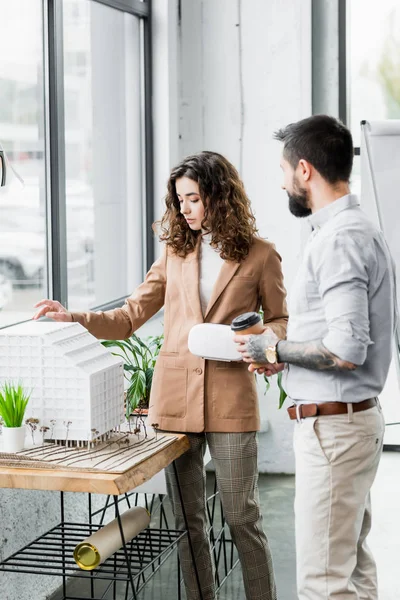 Arquitectos de realidad virtual mirando el modelo de casa en oficina - foto de stock