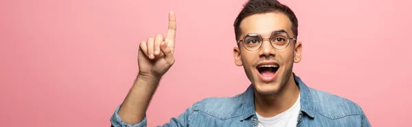 Panoramic shot of excited man showing idea sign isolated on pink — Stock Photo