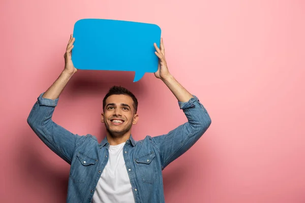 Smiling man with speech bubble looking away on pink background — Stock Photo