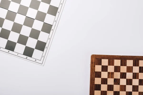 Vista superior de tableros de ajedrez aislados en blanco - foto de stock