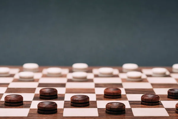 Вибірковий фокус шашок на шахівниці ізольовано на сірому — Stock Photo