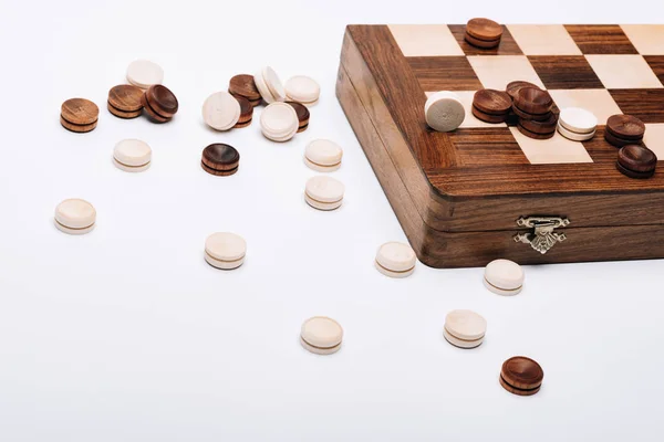 Verificador de madeira e tabuleiro de xadrez isolado em branco — Fotografia de Stock
