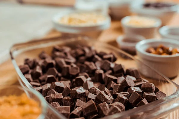 Selektiver Fokus auf dunkle und süße Schokoladenchips — Stockfoto