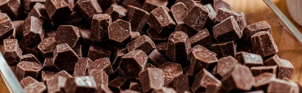 Colpo panoramico di cubetti di cioccolato fondente e dolce — Foto stock