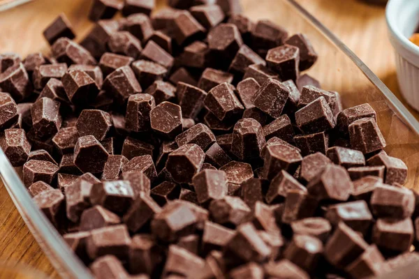 Gros plan de cubes de chocolat noir et sucré — Photo de stock