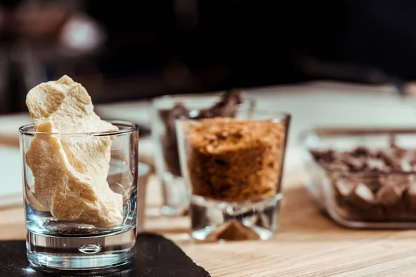 Вибірковий фокус солодкого і білого шоколаду в склі — стокове фото