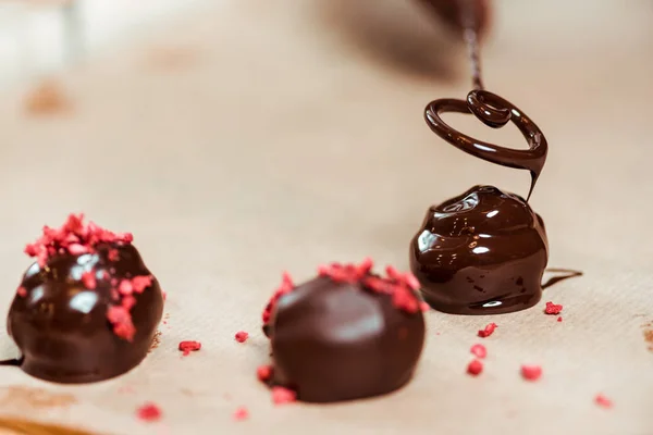 Primer plano de frambuesas secas en bolas de chocolate frescas - foto de stock