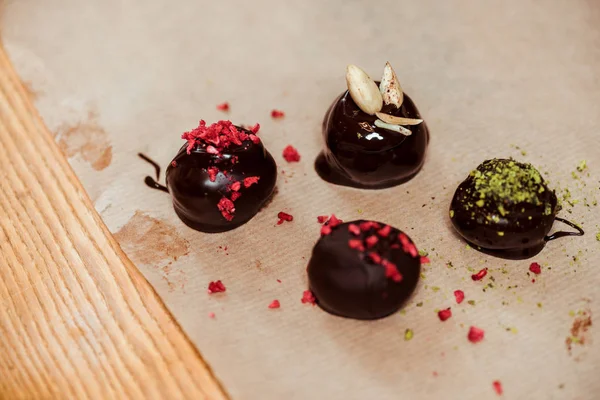 Primer plano de sabrosas y frescas bolas de chocolate hechas - foto de stock