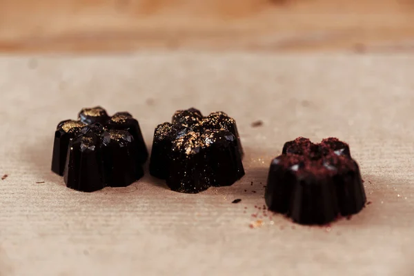 Polvere d'oro su gustose caramelle al cioccolato preparate — Foto stock