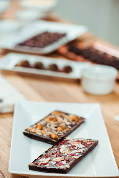 Messa a fuoco selettiva di deliziose barrette di cioccolato fondente con diversi sapori — Foto stock