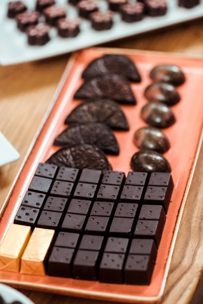 Foco selectivo de caramelos de chocolate en lámina de oro - foto de stock