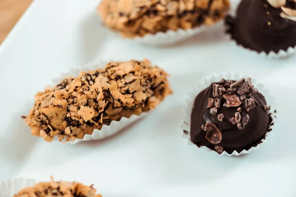 Nahaufnahme von leckeren Schokoladenbällchen mit Schokospänen — Stockfoto