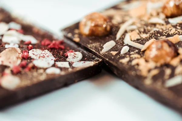 Enfoque selectivo de deliciosas barras de chocolate negro - foto de stock