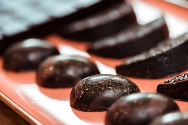 Foco seletivo de doces de chocolate escuro doce na placa — Fotografia de Stock