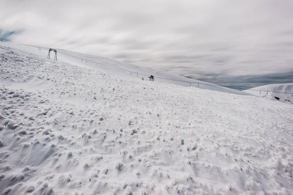 Vista panorâmica de montanhas nevadas com elevador de gôndola e nuvens brancas fofas — Fotografia de Stock