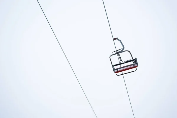 Siège de levage de gondole sur fond de ciel blanc pur — Photo de stock