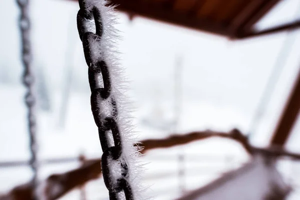 Крупним планом вид замороженого ланцюга, покритого льодом гойдалок — стокове фото