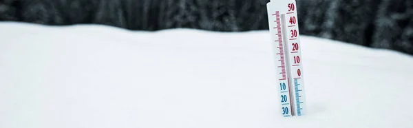 Termômetro em montanhas cobertas de neve, tiro panorâmico — Fotografia de Stock