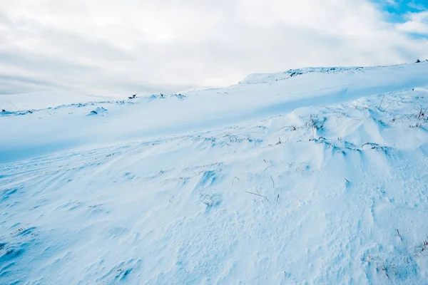 Scenic view of snowy mountain in white fluffy clouds — Stock Photo