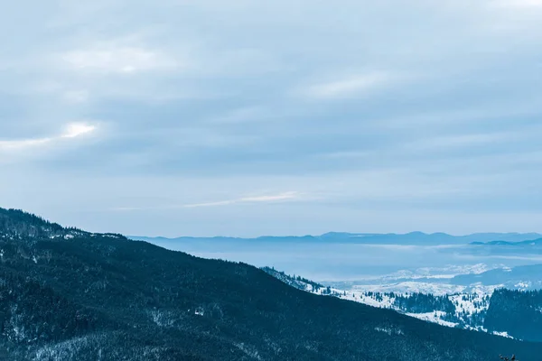 Vue panoramique sur les montagnes enneigées et ciel nuageux — Photo de stock