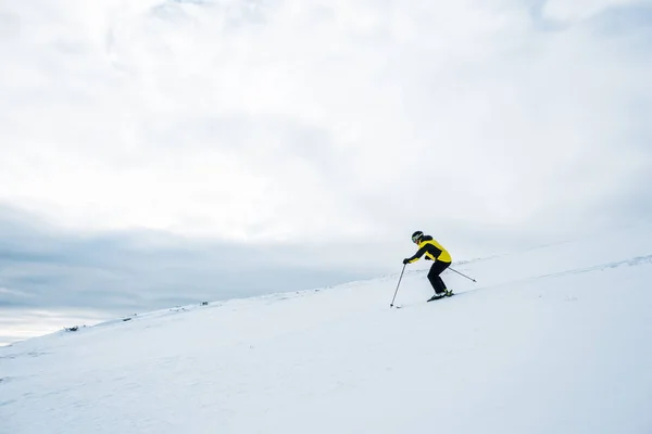 Desportista no capacete esqui no inverno — Fotografia de Stock