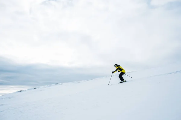 Sportler mit Helm im Winter Ski fahren — Stockfoto