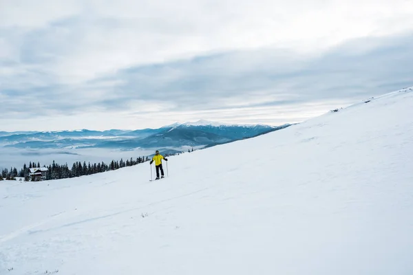 Лижник тримає лижні палички під час спорту в зимовий час — стокове фото