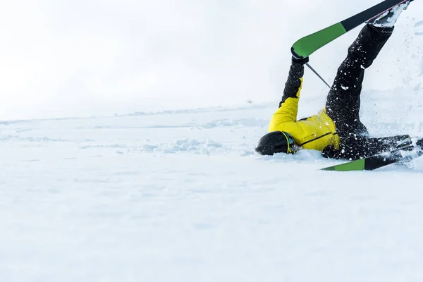 Sportler mit Helm stürzt beim Skifahren auf Piste — Stockfoto