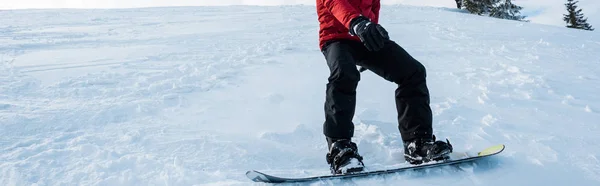 Tiro panorâmico de snowboarder montando na encosta no inverno — Fotografia de Stock