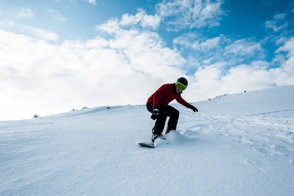 Snowboarder esportivo andando na encosta com neve branca no inverno — Fotografia de Stock