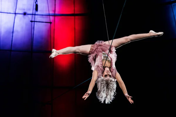 Foudre près de acrobate aérien attrayant performant dans le cirque — Photo de stock