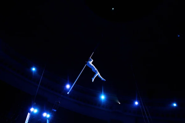 Visão de baixo ângulo de equilíbrio acrobata na arena de circo — Fotografia de Stock
