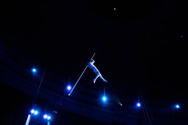 Visão de baixo ângulo de equilíbrio acrobata na arena de circo — Fotografia de Stock