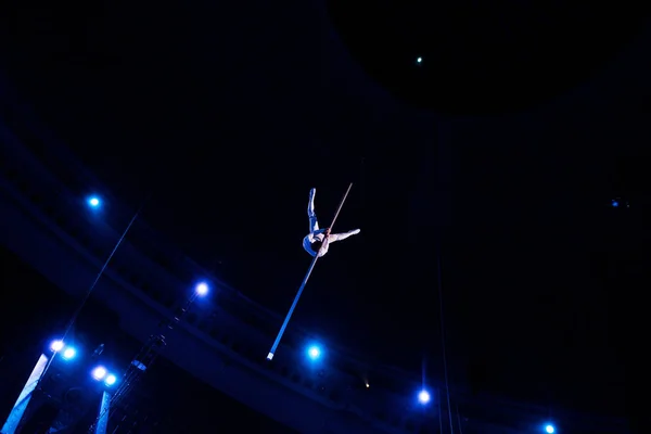 Vue à faible angle de l'équilibre de l'homme dans l'arène du cirque — Photo de stock