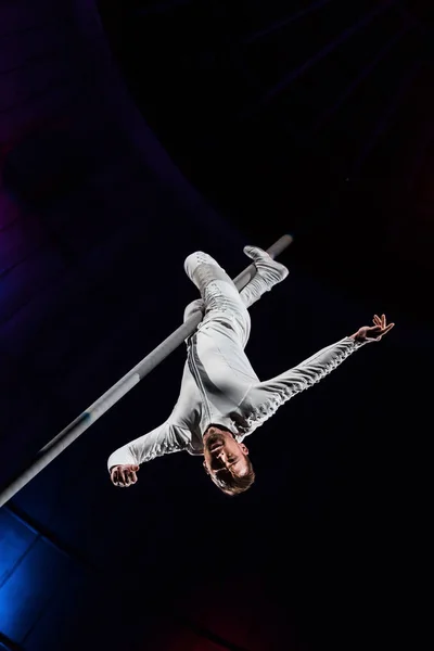 Low-Winkelaufnahme des Akrobat posiert, während er auftritt und in die Kamera schaut — Stockfoto