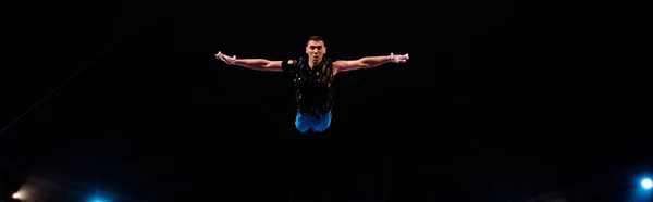 Plano panorámico de gimnasta atlética con las manos extendidas en la arena del circo - foto de stock