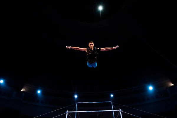 Gymnaste sportif avec les mains tendues dans l'arène du cirque — Photo de stock