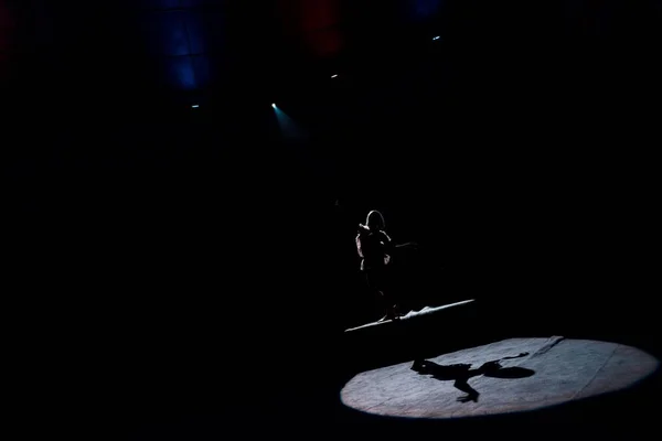Silhouette d'acrobate aérien sur corde au cirque — Photo de stock