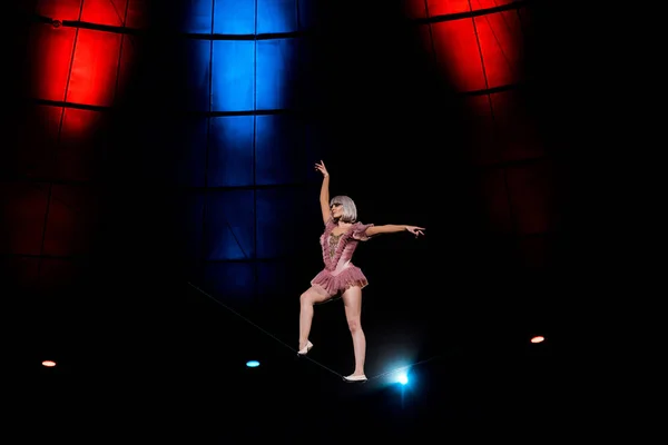 Acrobata aéreo artístico em pé na corda que se apresenta no circo — Fotografia de Stock