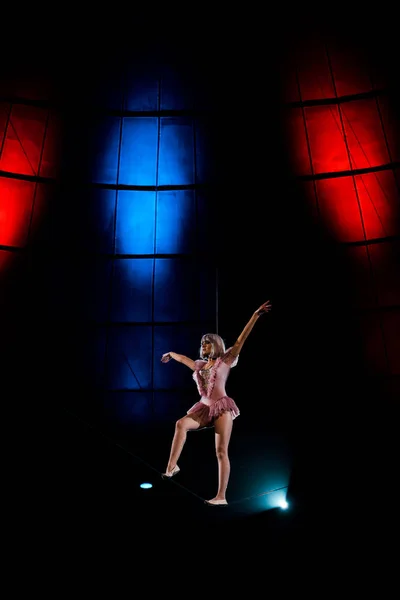 Артистический жест воздушного акробата во время выступления в цирке — стоковое фото
