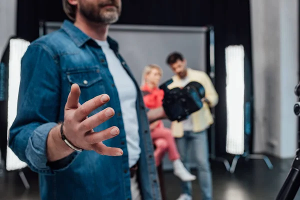 Ausgeschnittene Ansicht eines Art Directors, der gestikuliert, während er die Digitalkamera hält — Stockfoto