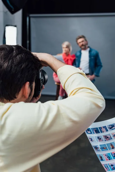 Selektiver Fokus des Fotografen, der über Models spricht — Stockfoto