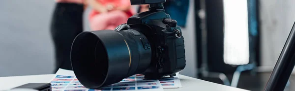 Tiro panorâmico de câmera digital preta na mesa — Fotografia de Stock