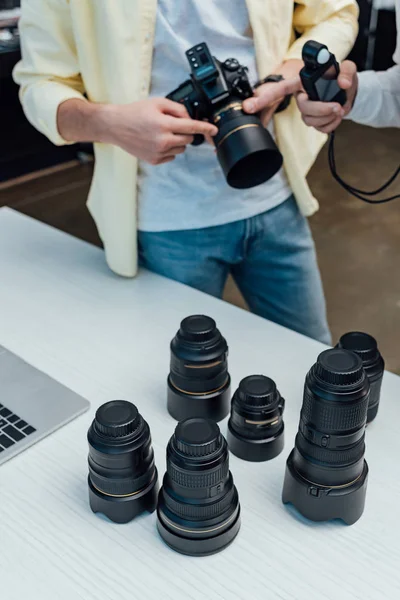 Вибірковий фокус фотографа біля людини з лічильником світла в руці — стокове фото