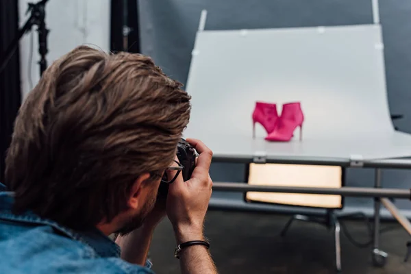 Mise au point sélective du photographe prenant des photos de chaussures roses — Photo de stock